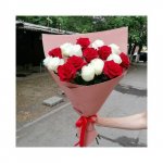 Букет из бело-красных роз &laquo;Ночная страсть&raquo;