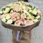 Букет с кустовыми розами &laquo;Гигант&raquo;