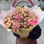 Букет с кустовыми розами &laquo;Пушечка&raquo;