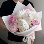 Букет из семи бело-розовых пионов  &laquo;Шикарный&raquo;