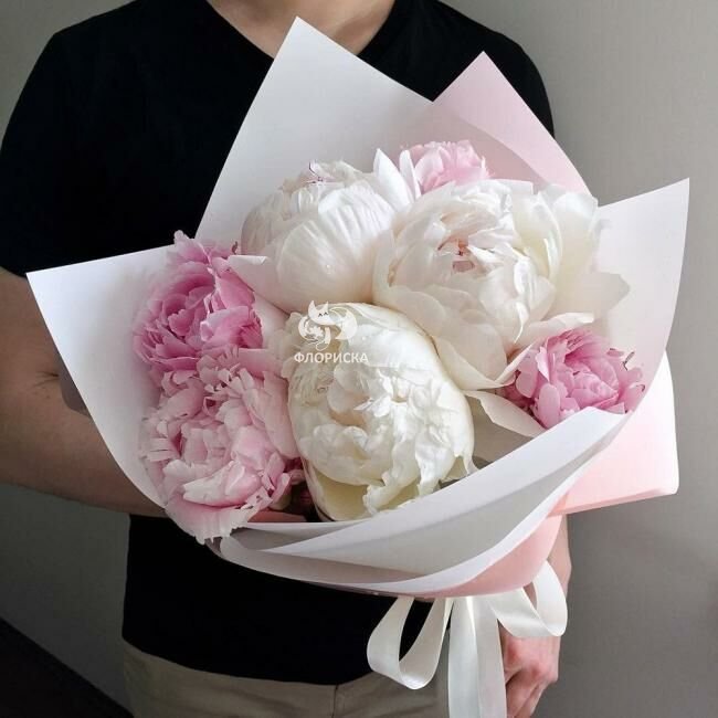 Букет из семи бело-розовых пионов  &laquo;Шикарный&raquo;