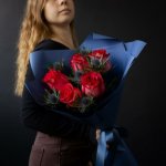 5 роз с зеленью &laquo;Нежный акцент&raquo;