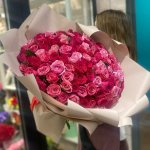 Букет с розами &laquo;Малинка&raquo;