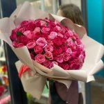 Букет с розами &laquo;Малинка&raquo;