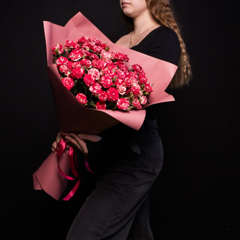 Букет с кустовыми розами «Страсть»