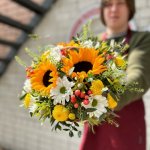 Цветы в корзине  &laquo;Огненная радуга&raquo;