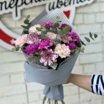 Букет с гвоздиками &laquo;Эксцентрик&raquo;