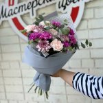 Букет с гвоздиками &laquo;Эксцентрик&raquo;