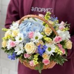 Цветы в корзине  &laquo;Цветной круговорот&raquo;