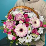 Корзина с цветами &laquo;Мамина радость&raquo;