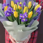 Букет с тюльпанами и ирисами &laquo;Весенняя капель&raquo;