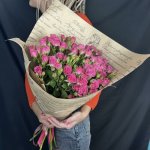 Букет с кустовыми розами &laquo;Воздушный поцелуй&raquo;