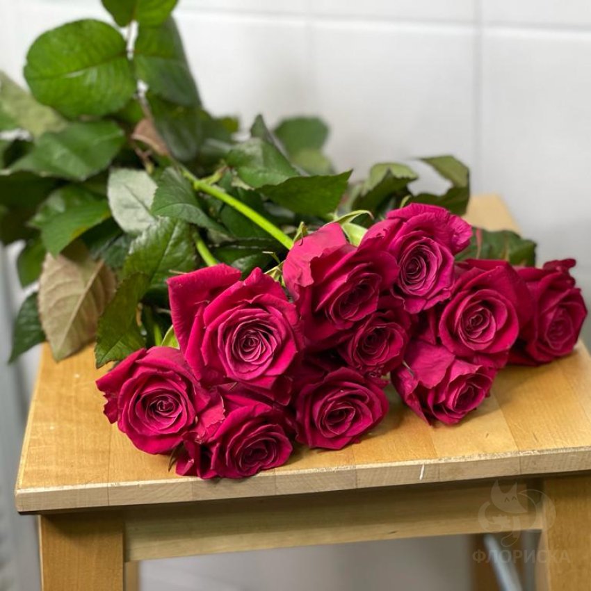Благородный блеск - букет из красных роз и хризантемы