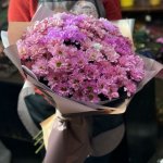 Букет из розовой ромашковой хризантемы  &laquo;Весенняя радуга&raquo;