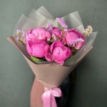 Букет из пяти пионов &laquo;Розовый сюрприз&raquo;