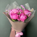 Букет из пяти пионов &laquo;Розовый сюрприз&raquo;