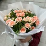 Букет с кустовыми розами &laquo;Красавица&raquo;