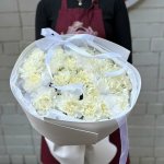 Букет из 25 белых гвоздик &laquo;Мечта&raquo;