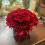 Цветы в коробке  &laquo;Для самых дорогих&raquo;