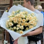 Букет с кустовыми розами &laquo;Звездный поцелуй&raquo;