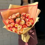 Букет с розами &laquo;Яркий лучик&raquo;