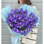 Букет с ирисами &laquo;Воздушный поцелуй&raquo;