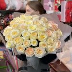 Букет с розами &laquo;Цветочная полянка&raquo;