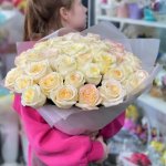 Букет с розами &laquo;Цветочная полянка&raquo;