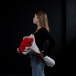 Букет из 15 красной розы &laquo;Красотка в белом&raquo;